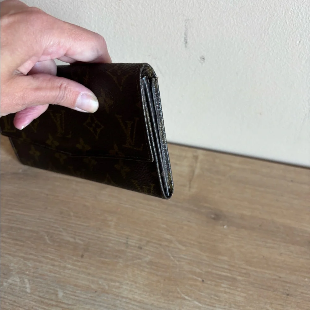 Authentic Louis Vuitton monogram sarah wallet - Picture 2 of 6